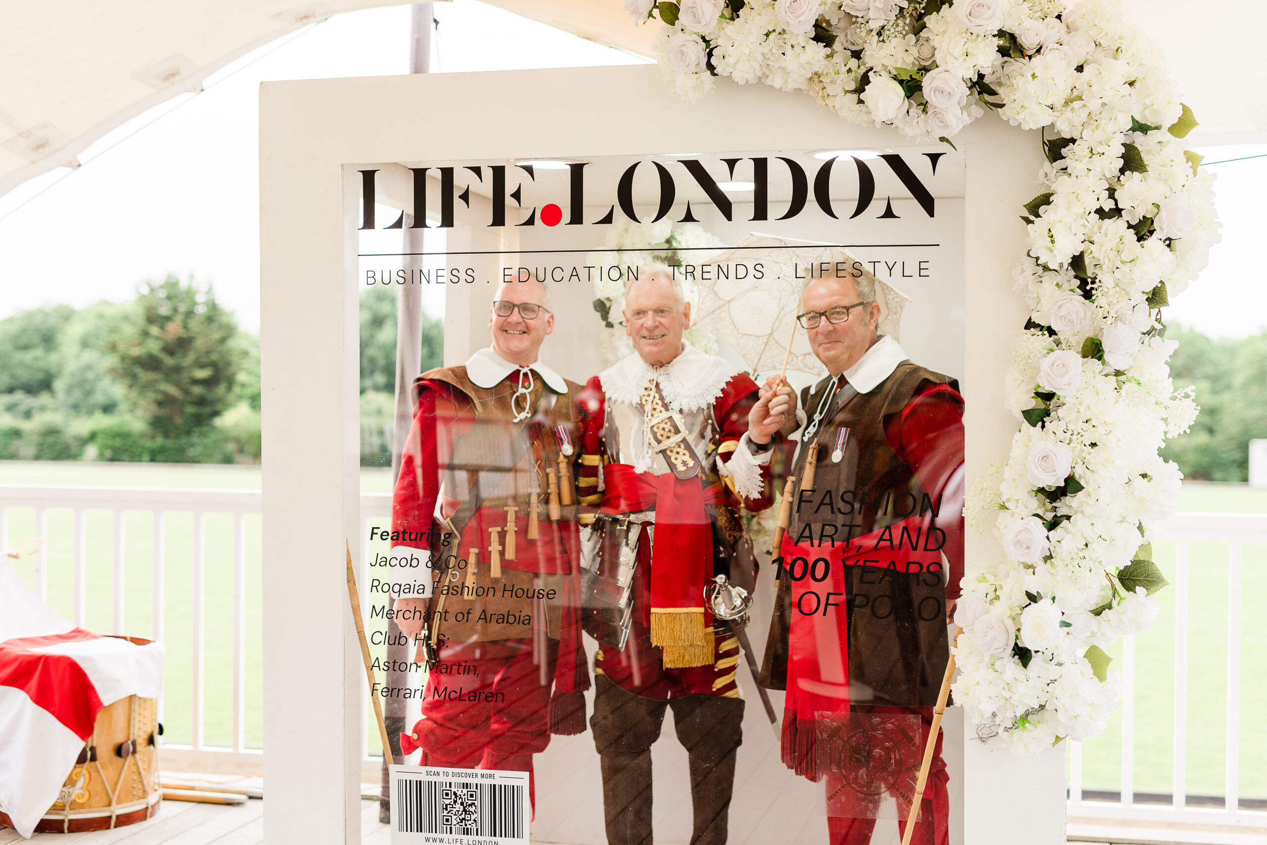 Pikemen & Musketeers pose inside the Life.London Photo Booth